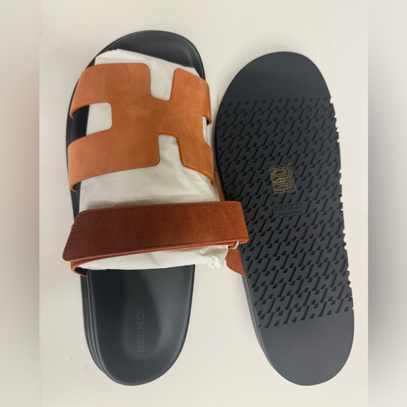 Hermes Chypre Sandals in Suede in colour Rose Bois de Santal/Rouge de Turin - Picture 2 of 5